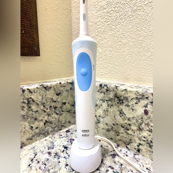 Oral B Electric Toothbrush & Charger - Picture 3 of 5